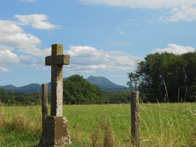 Chemin de Compostelle - Un des nombreux calvaires